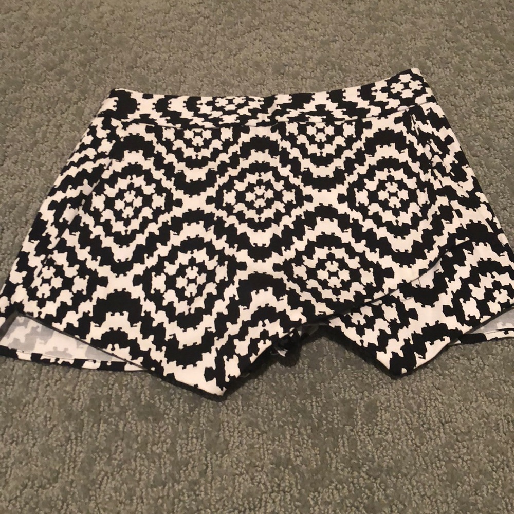 Black/white napkin shorts